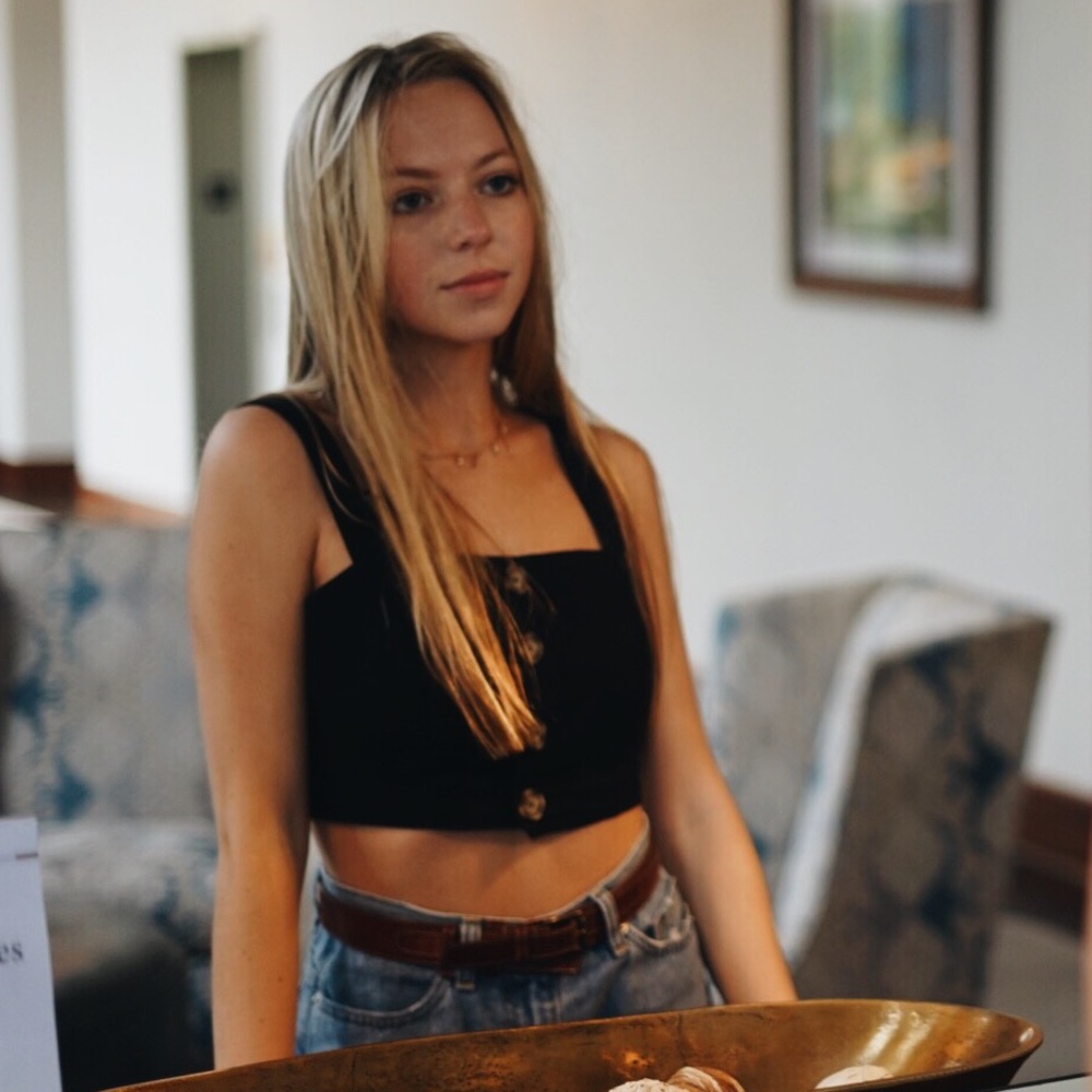 Meet your Posher, Claire